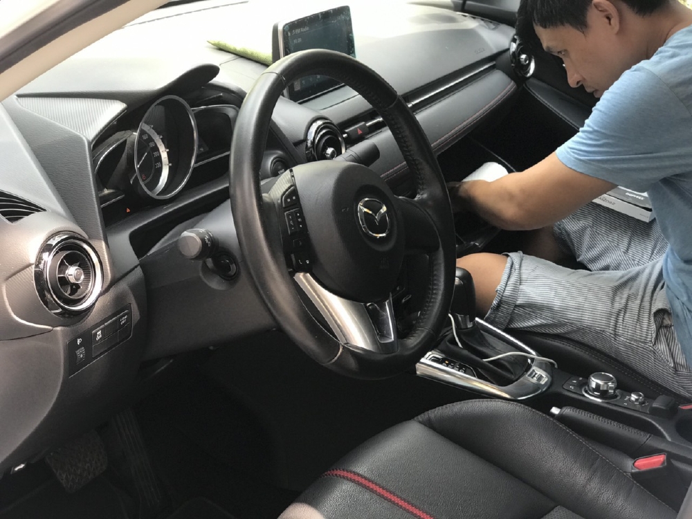Bán Mazda 2 sedan 1.5AT màu trắng số tự động sản xuất 2016 đi 9000km