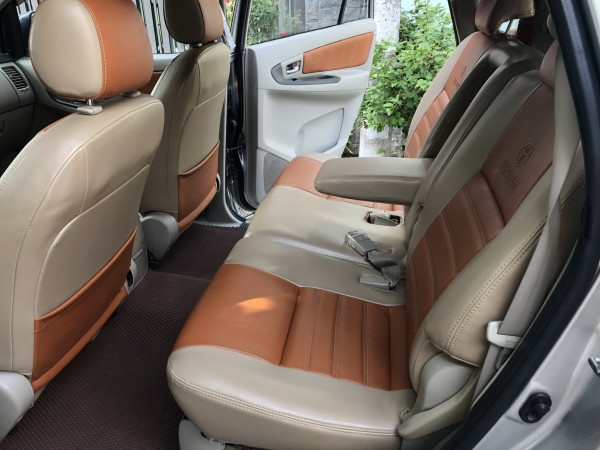 Cần bán xe Toyota Innova 2.0E số sàn 2016 màu bạc bstp chính chủ