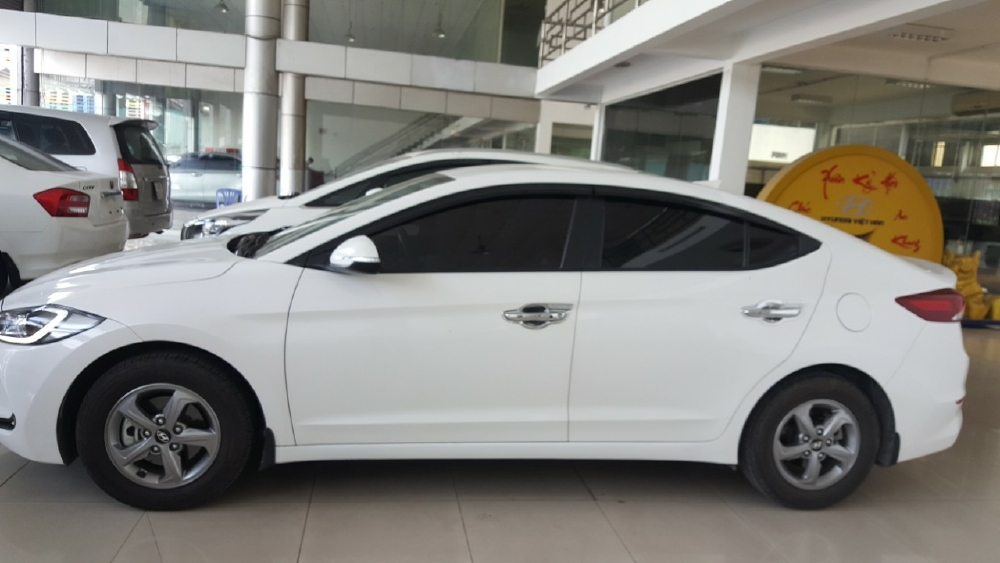 Bán Hyundai Elantra GLS 1.6MT màu trắng số sàn sản xuất 2017 biển Sài Gòn xe đẹp đi ít