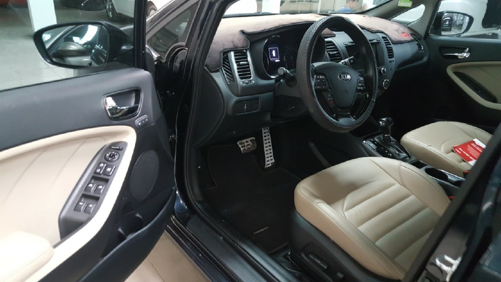 Bán Kia Cerato 1.6AT màu xanh đá số tự động sản xuất 2018 biển Bình Dương đi 12000km