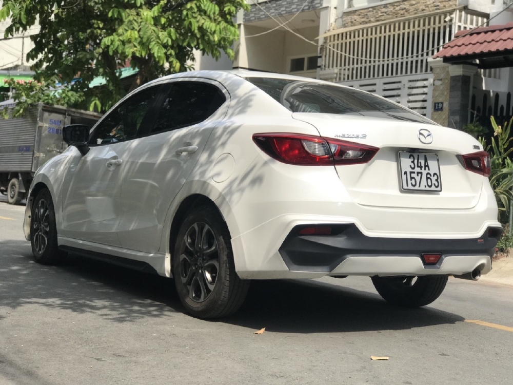 Bán Mazda 2 sedan 1.5AT màu trắng số tự động sản xuất 2016 đi 9000km
