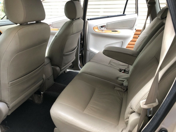 Gia đình cần bán Toyota Innova G SR 2010, số sàn, màu vàng cát