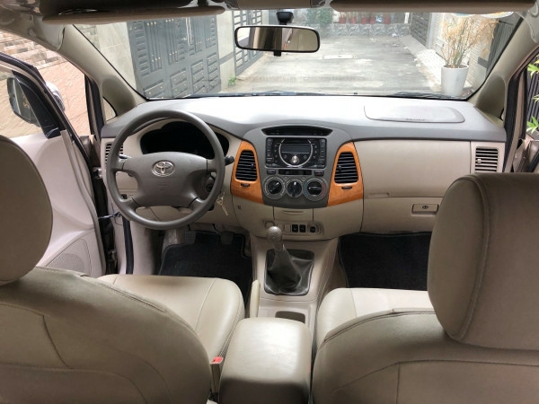 Gia đình cần bán Toyota Innova G SR 2010, số sàn, màu vàng cát