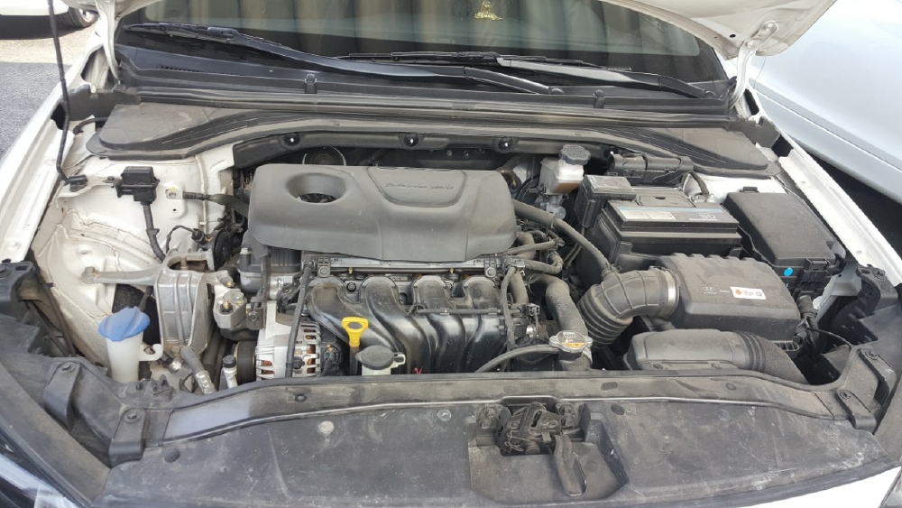 Bán Hyundai Elantra GLS 1.6MT màu trắng số sàn sản xuất 2017 biển Sài Gòn xe đẹp đi ít