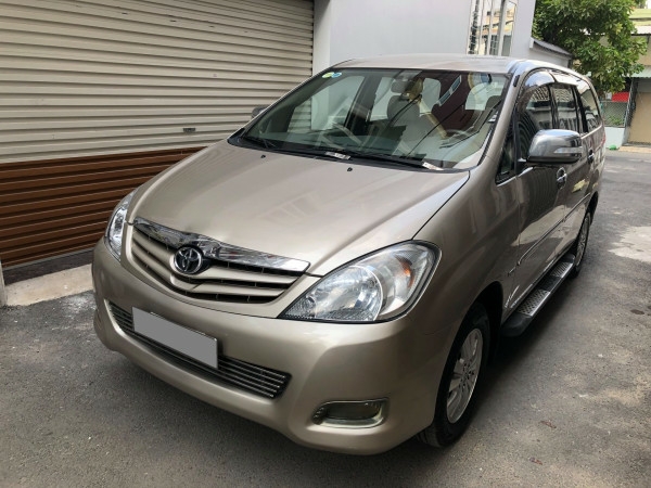Gia đình cần bán Toyota Innova G SR 2010, số sàn, màu vàng cát