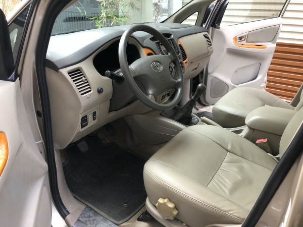 Gia đình cần bán Toyota Innova G SR 2010, số sàn, màu vàng cát