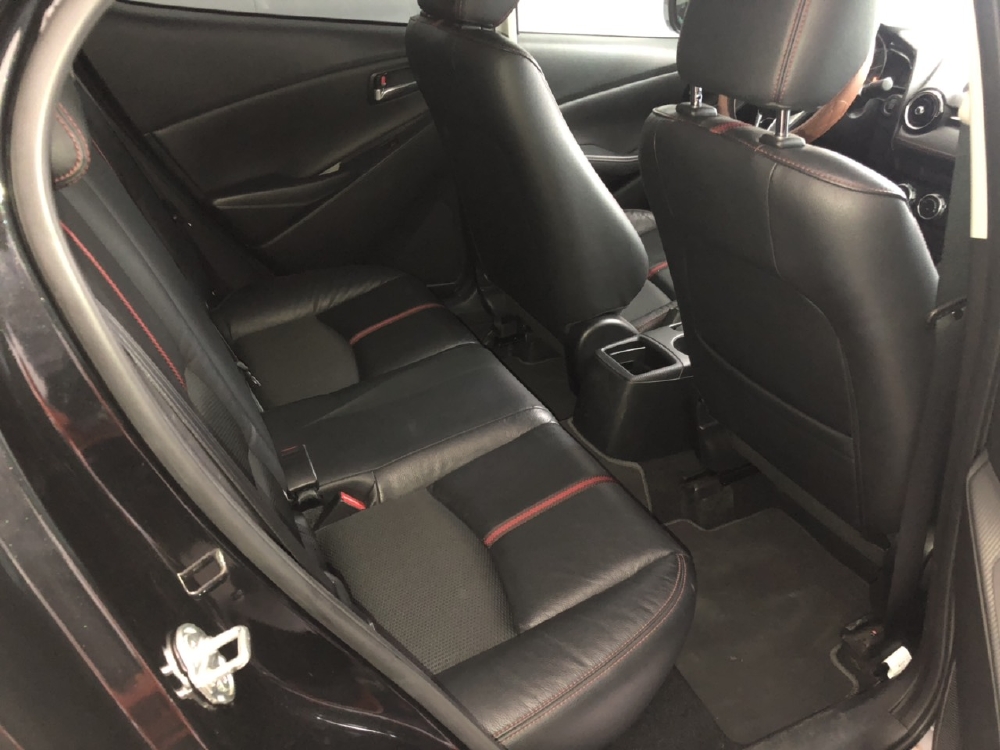 Bán Mazda 2 sedan 1.5AT màu đen VIP số tự động sản xuất 2016 biển Sài Gòn đi 15000km