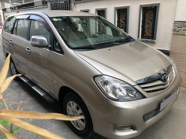 Gia đình cần bán Toyota Innova G SR 2010, số sàn, màu vàng cát
