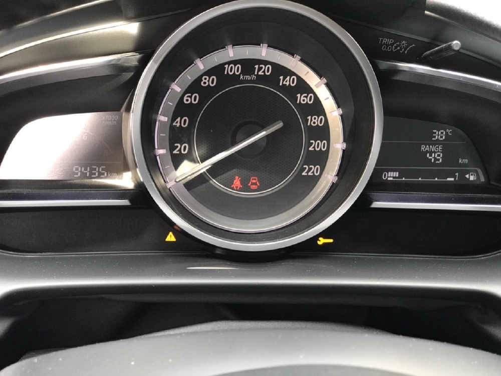 Bán Mazda 2 sedan 1.5AT màu trắng số tự động sản xuất 2016 đi 9000km