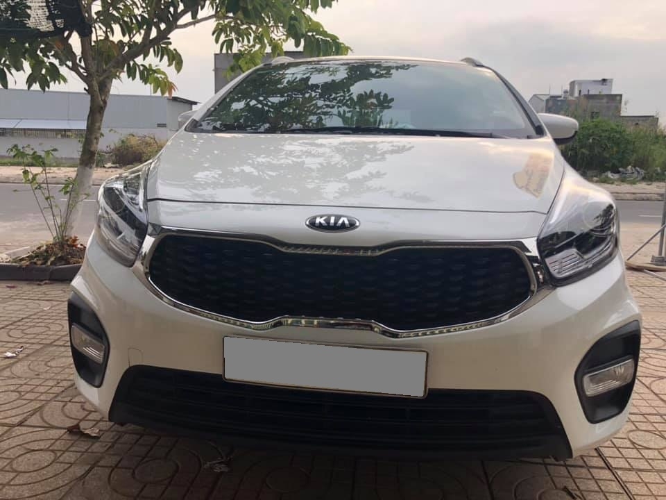 Cần bán xe Kia Rondo 2017 số sàn máy xăng, xe màu trắng