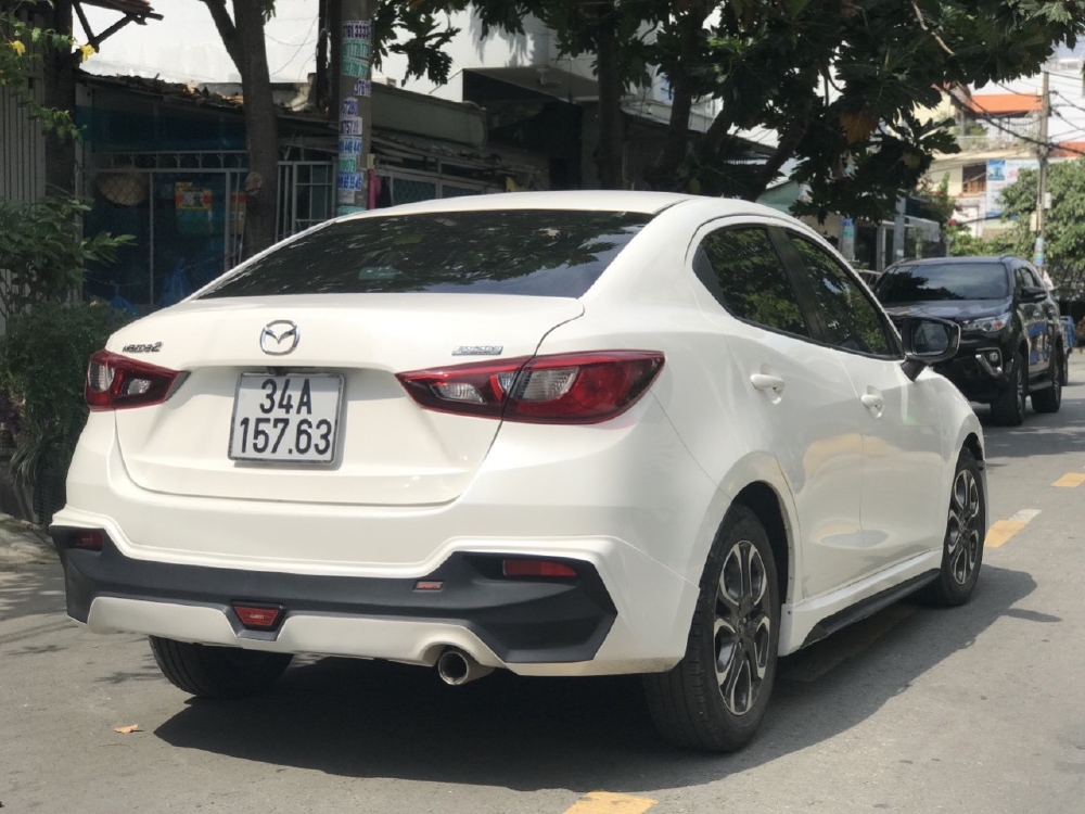 Bán Mazda 2 sedan 1.5AT màu trắng số tự động sản xuất 2016 đi 9000km