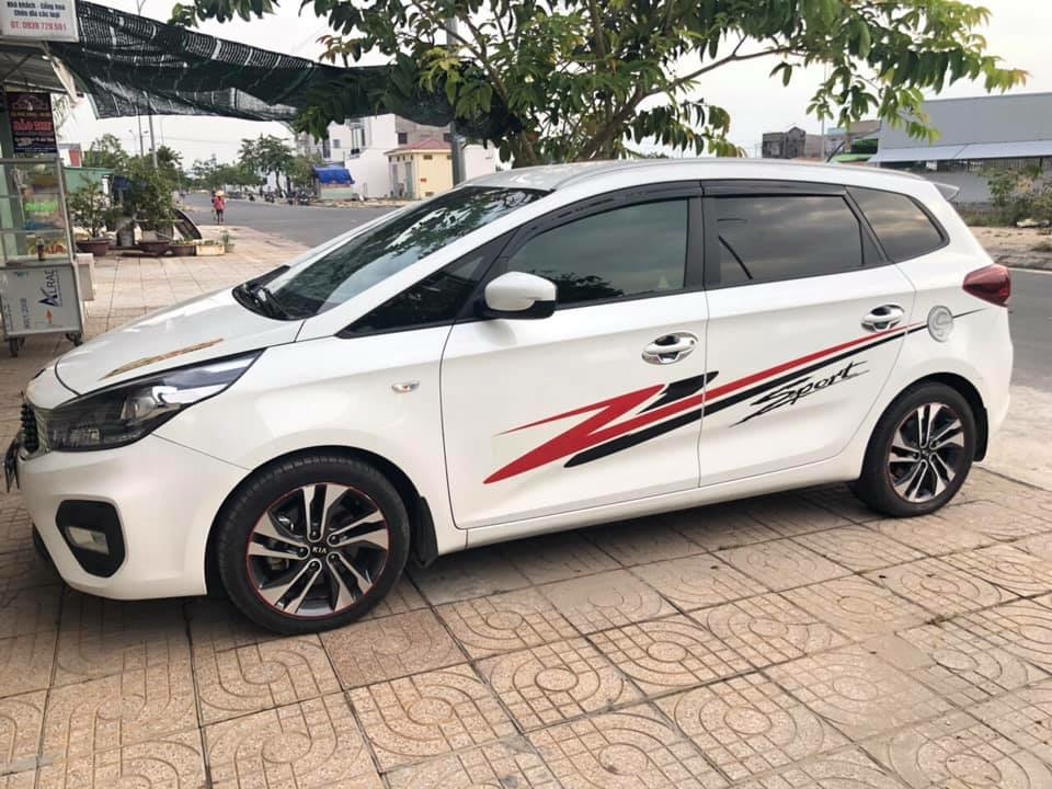 Cần bán xe Kia Rondo 2017 số sàn máy xăng, xe màu trắng