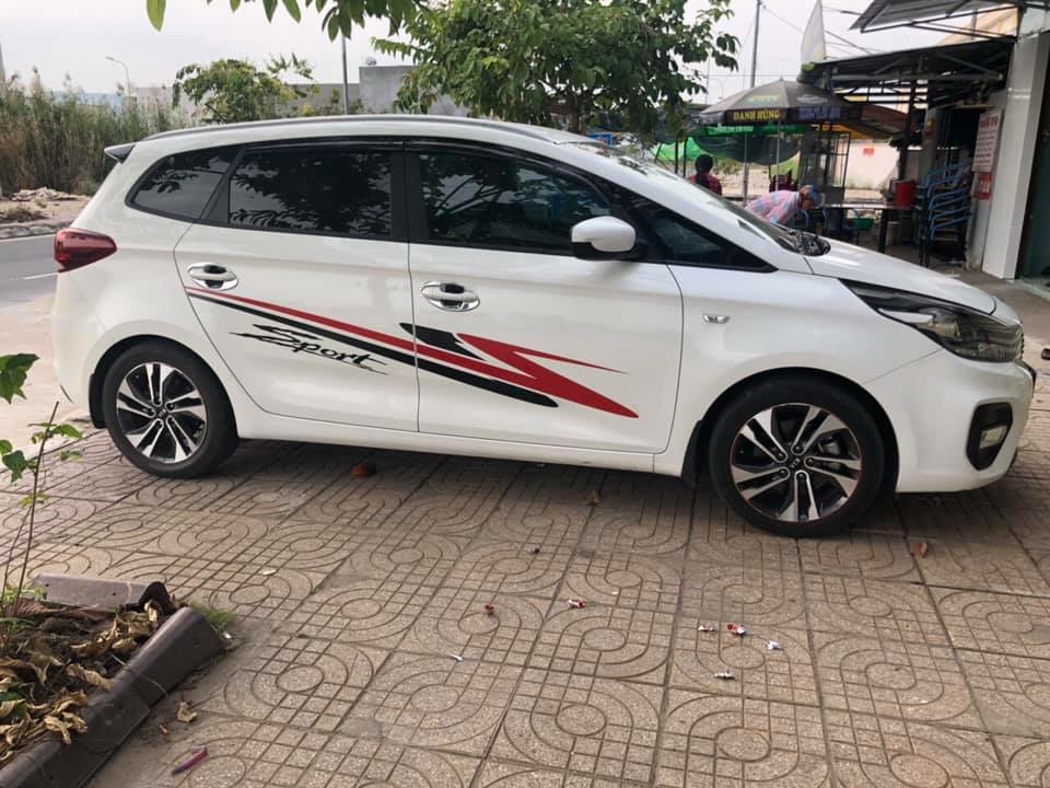 Cần bán xe Kia Rondo 2017 số sàn máy xăng, xe màu trắng