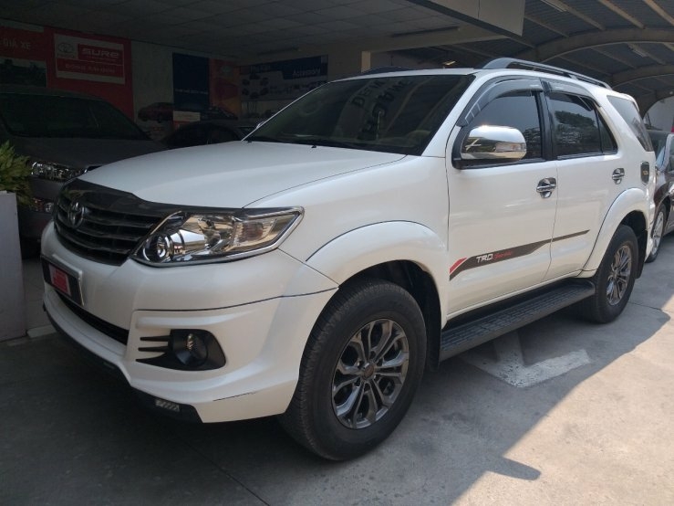 Bán xe Fortuner TRD đời 2016, trắng gin chỉ mới chạy được 17233km , bảo hành Toyota Đông Sài Gòn và hổ trợ trả góp