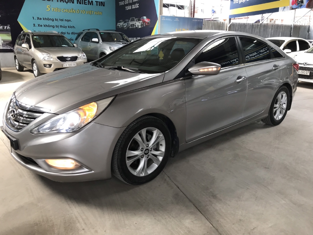Bán Hyundai Sonata 2.0AT màu bạc số tự động nhập Hàn Quốc 2010 biển Bình Dương đi 88000km