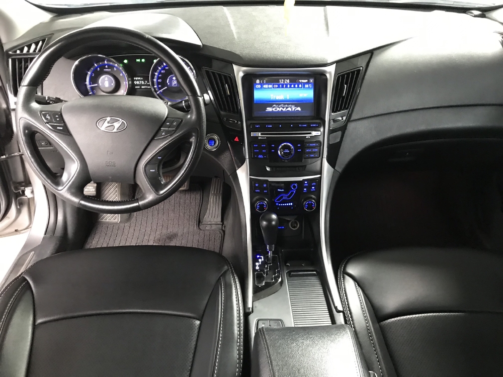 Bán Hyundai Sonata 2.0AT màu bạc số tự động nhập Hàn Quốc 2010 biển Bình Dương đi 88000km