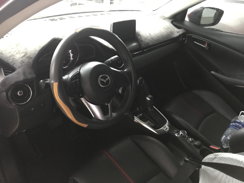 Bán Mazda 2 HB 1.5AT màu đỏ số tự động sản xuất 2016 một chủ bản 5 cửa cao cấp đi 32000km