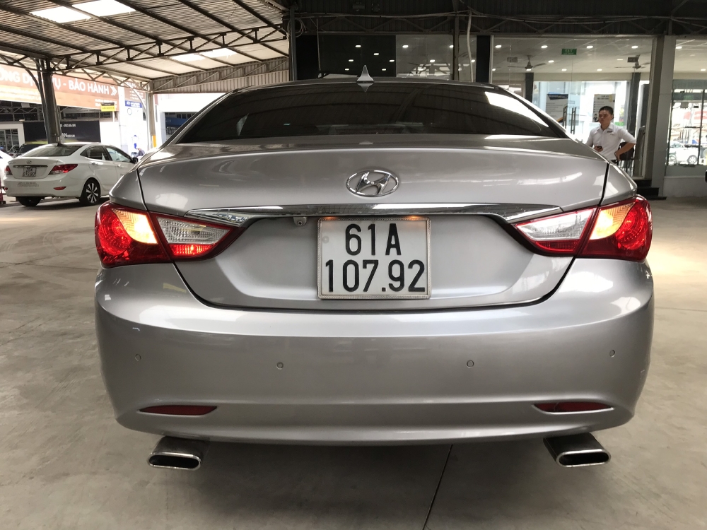 Bán Hyundai Sonata 2.0AT màu bạc số tự động nhập Hàn Quốc 2010 biển Bình Dương đi 88000km