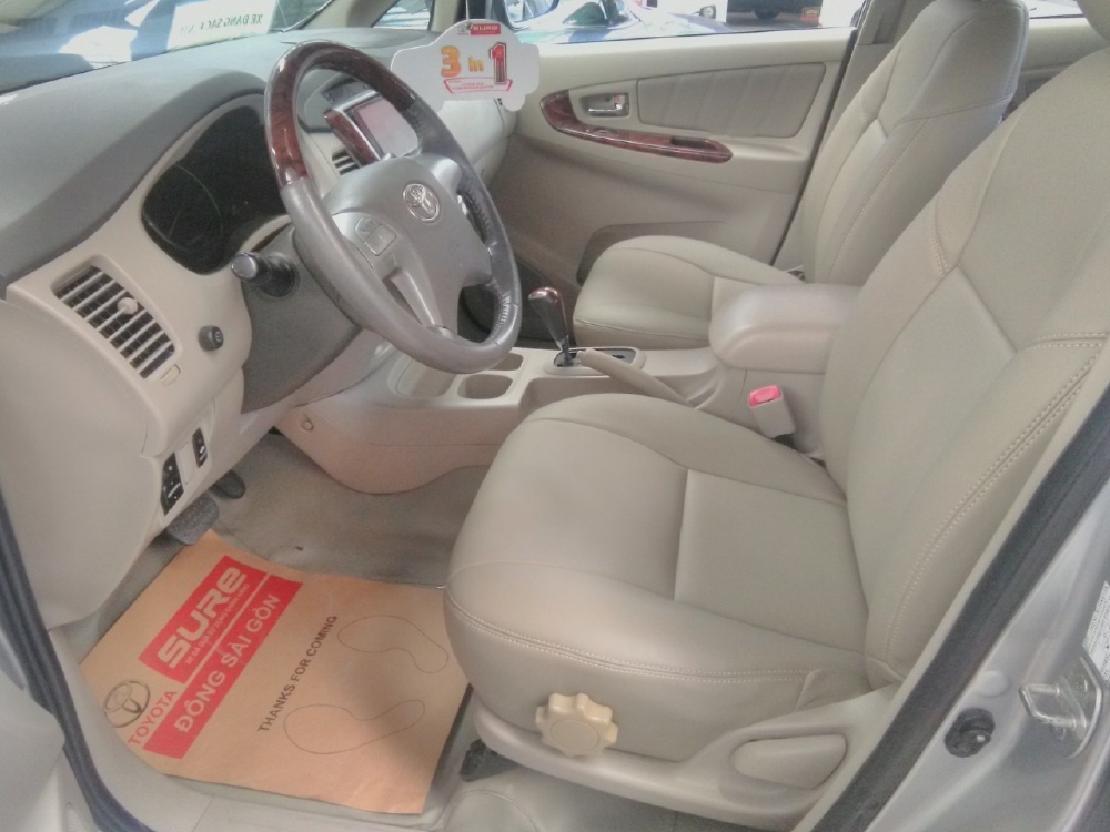 Bán Innova V đời 2013 màu bạc xe biển thành phố. Xe đẹp số tự động nhé. gọi em nhanh để có giá hạt dẻ ạ