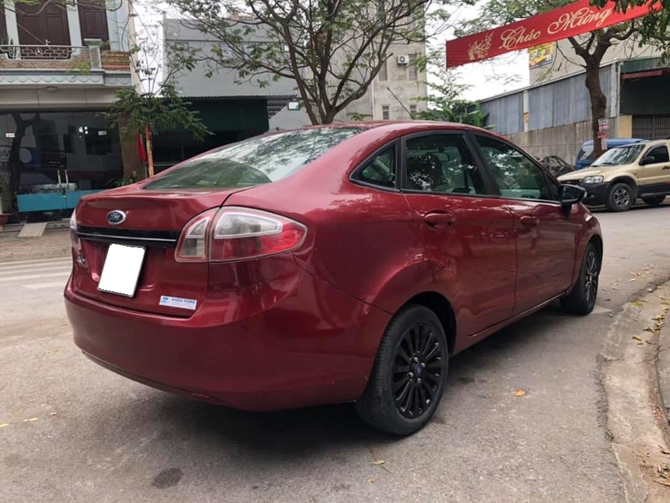 Cần bán xe Ford Fiesta 2012 số tự động màu đỏ chính chủ