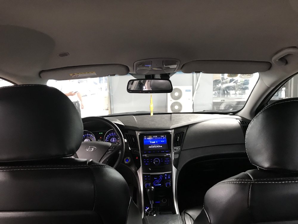 Bán Hyundai Sonata 2.0AT màu bạc số tự động nhập Hàn Quốc 2010 biển Bình Dương đi 88000km