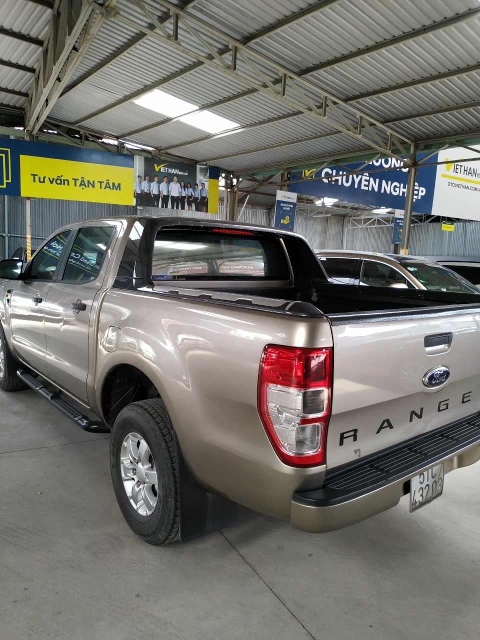 Bán Ford Ranger XLS 2.2MT màu vàng cát số sàn 1 cầu máy dầu nhập Thái 2014 biển Sài Gòn 1 chủ