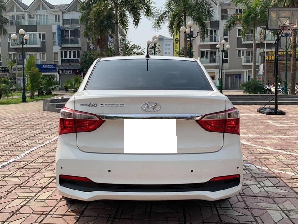 Bán xe Huyndai I10 sedan 1.2, số sàn, sản xuất 2018 màu trắng tinh