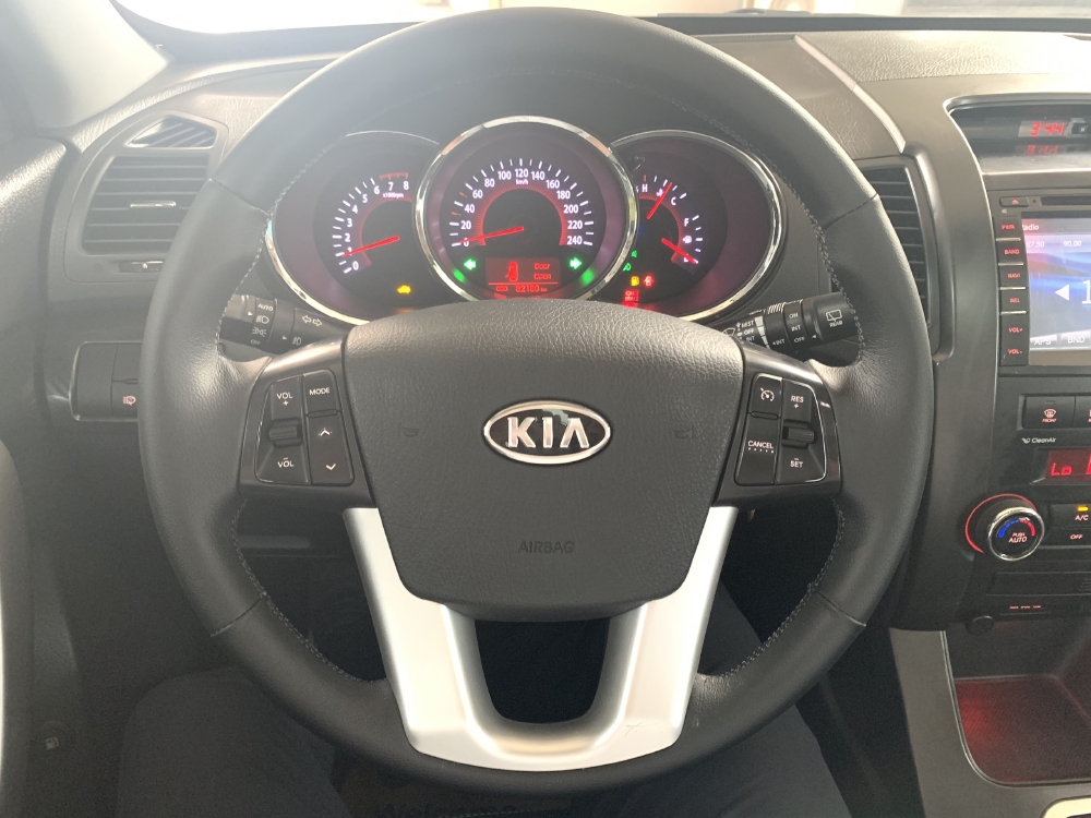 Bán Sorento 2.4MT 2012 Đăng ký 2013, màu bạc, giá TL, hổ trợ góp
