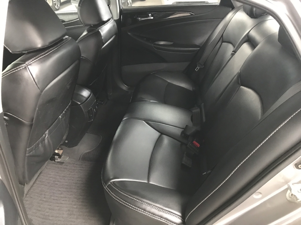 Bán Hyundai Sonata 2.0AT màu bạc số tự động nhập Hàn Quốc 2010 biển Bình Dương đi 88000km