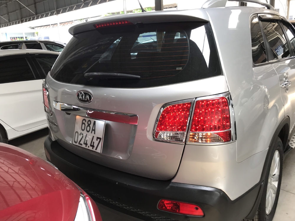 Bán Kia Sorento 2.4MT màu bạc số sàn 7 chỗ máy xăng sản xuất 2012 full options