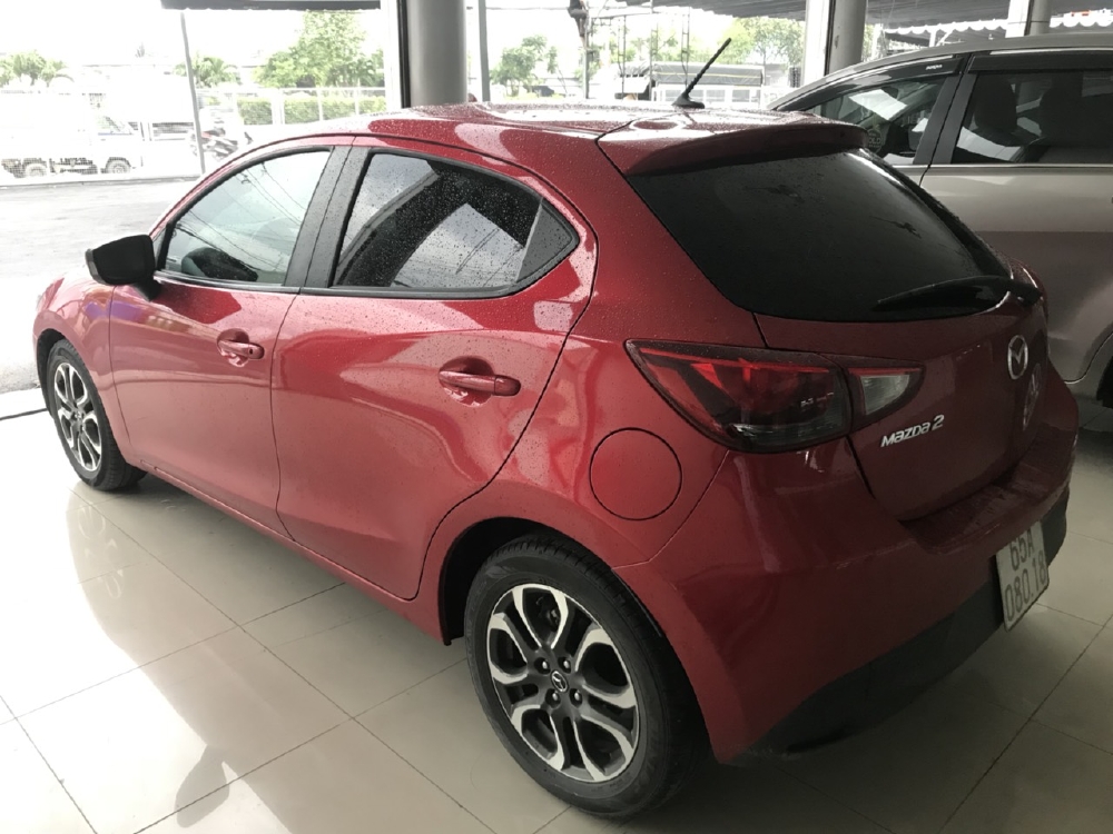 Bán Mazda 2 HB 1.5AT màu đỏ số tự động sản xuất 2016 một chủ bản 5 cửa cao cấp đi 32000km