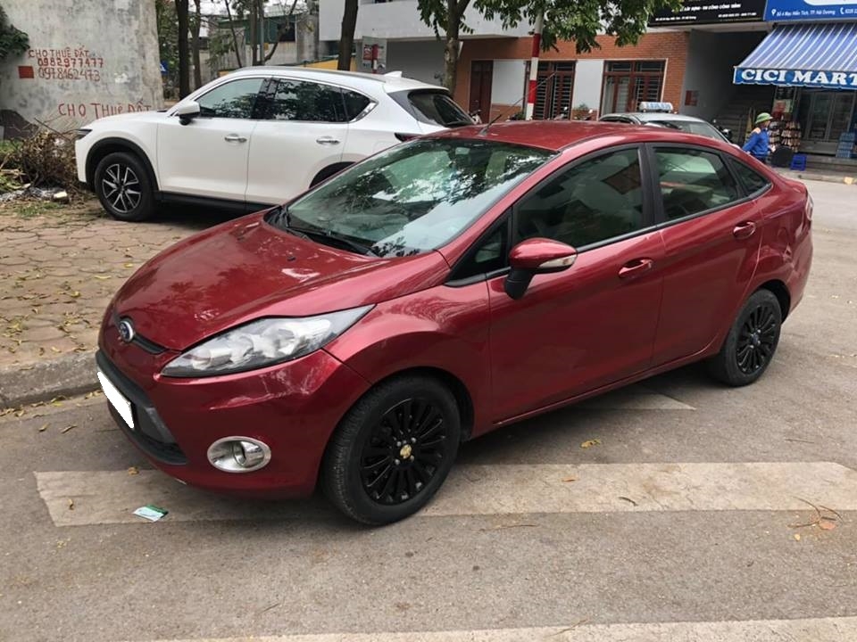 Cần bán xe Ford Fiesta 2012 số tự động màu đỏ chính chủ