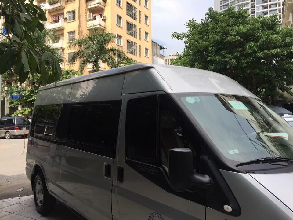 Bán Ford Transit 2017 máy dầu màu ghi bạc xe đi 2000 km