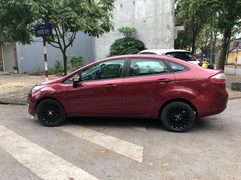 Cần bán xe Ford Fiesta 2012 số tự động màu đỏ chính chủ