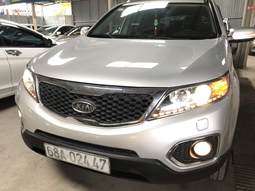 Bán Kia Sorento 2.4MT màu bạc số sàn 7 chỗ máy xăng sản xuất 2012 full options