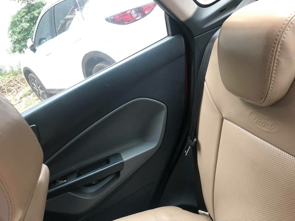 Cần bán xe Ford Fiesta 2012 số tự động màu đỏ chính chủ