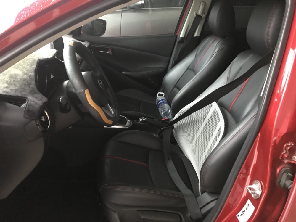 Bán Mazda 2 HB 1.5AT màu đỏ số tự động sản xuất 2016 một chủ bản 5 cửa cao cấp đi 32000km