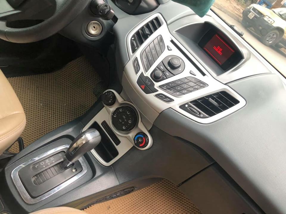 Cần bán xe Ford Fiesta 2012 số tự động màu đỏ chính chủ