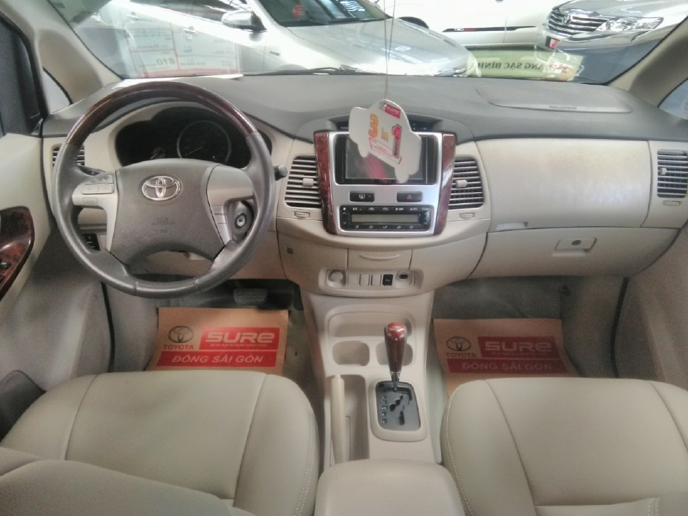 Bán Innova V đời 2013 màu bạc xe biển thành phố. Xe đẹp số tự động nhé. gọi em nhanh để có giá hạt dẻ ạ