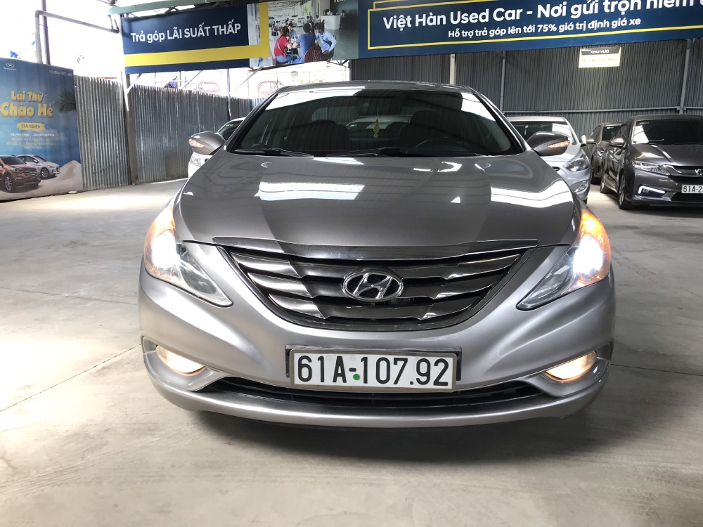 Bán Hyundai Sonata 2.0AT màu bạc số tự động nhập Hàn Quốc 2010 biển Bình Dương đi 88000km