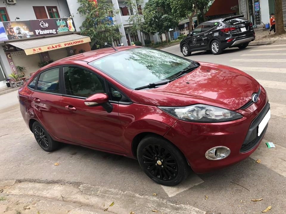 Cần bán xe Ford Fiesta 2012 số tự động màu đỏ chính chủ