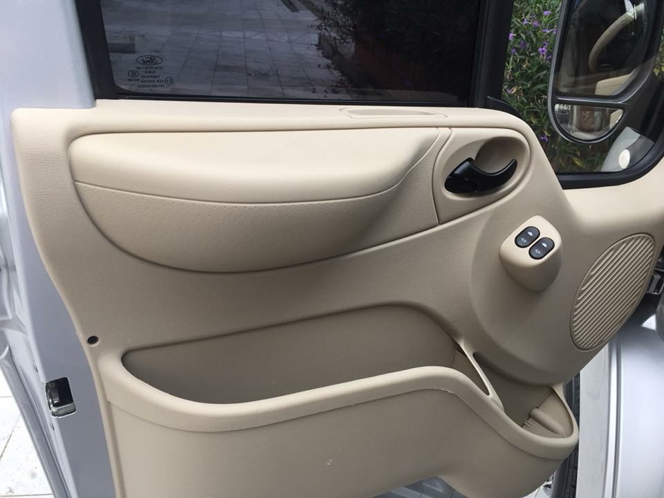 Bán Ford Transit 2017 máy dầu màu ghi bạc xe đi 2000 km