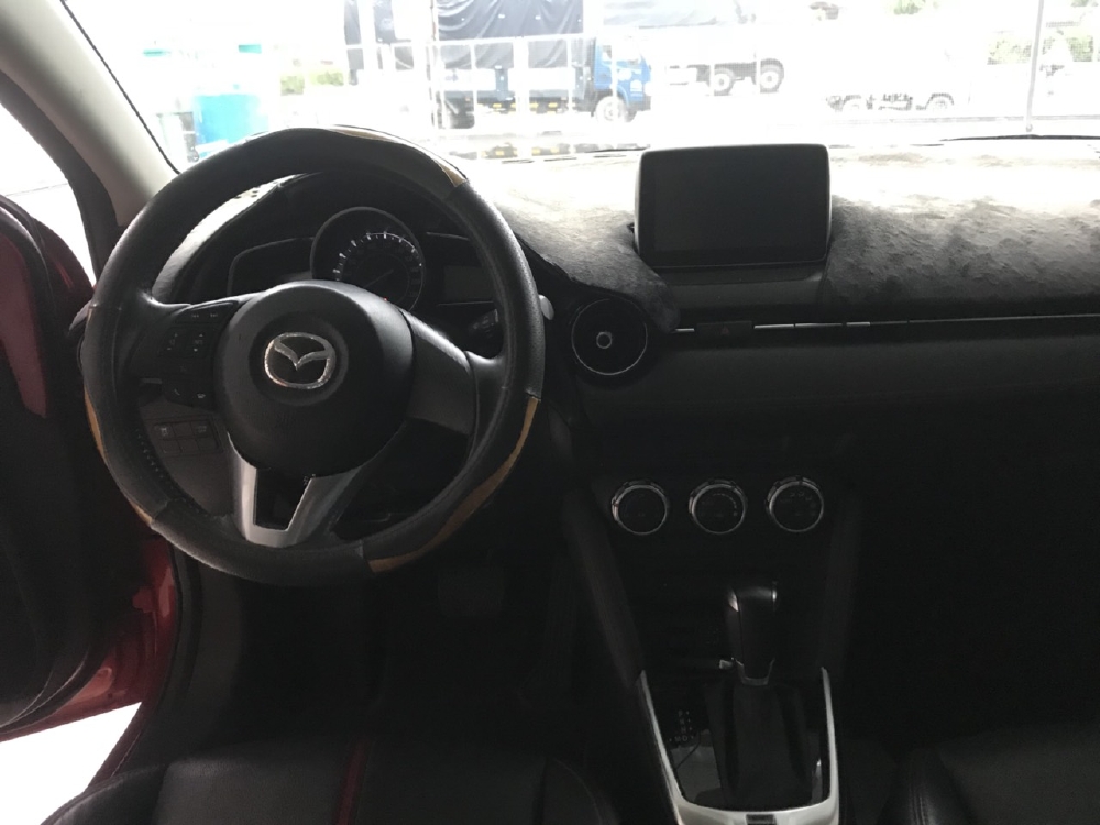 Bán Mazda 2 HB 1.5AT màu đỏ số tự động sản xuất 2016 một chủ bản 5 cửa cao cấp đi 32000km