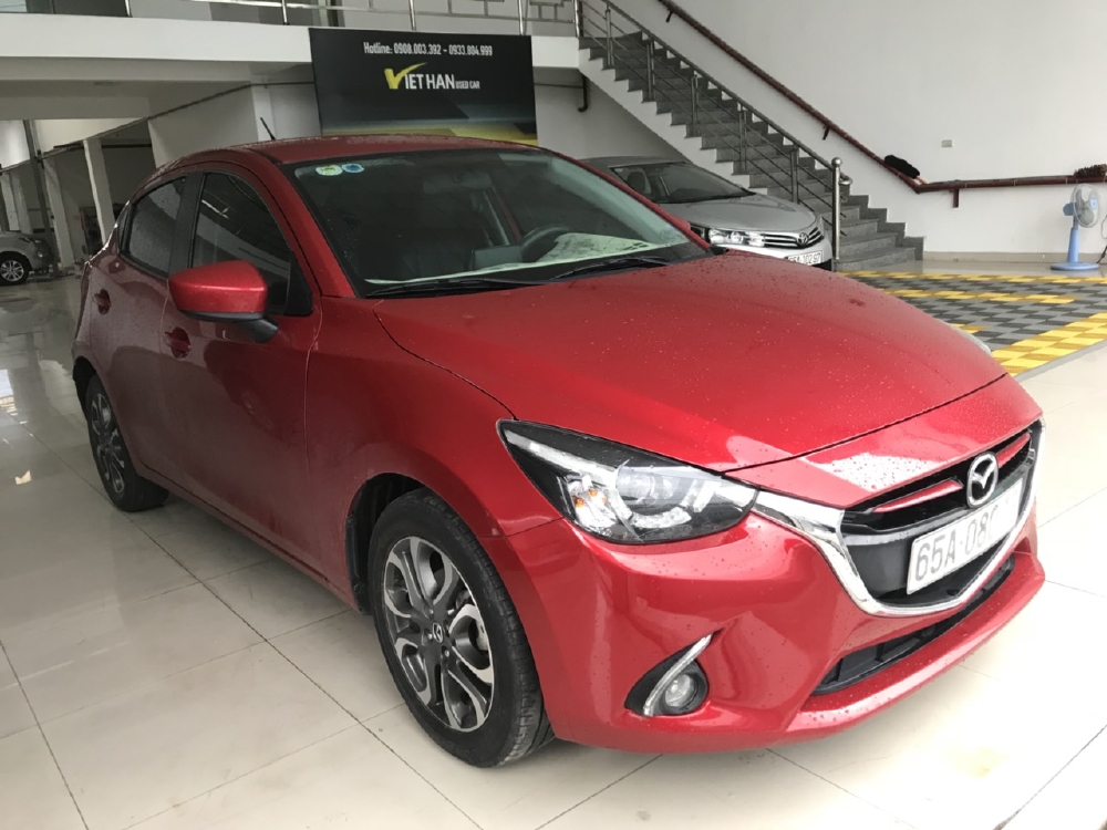 Bán Mazda 2 HB 1.5AT màu đỏ số tự động sản xuất 2016 một chủ bản 5 cửa cao cấp đi 32000km