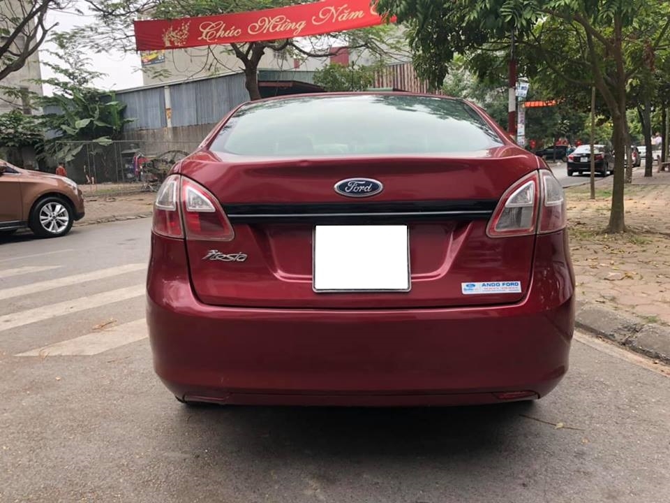 Cần bán xe Ford Fiesta 2012 số tự động màu đỏ chính chủ