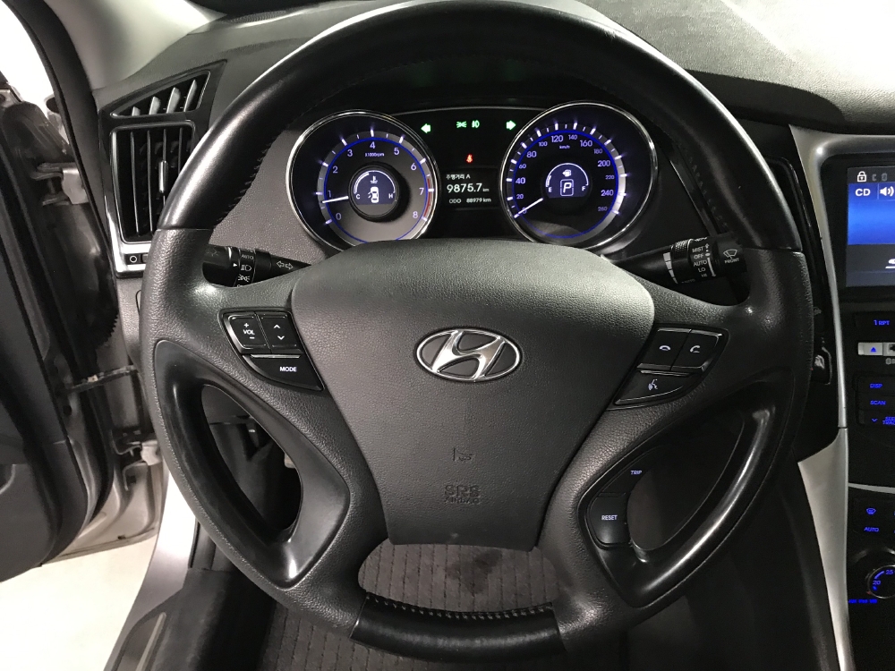 Bán Hyundai Sonata 2.0AT màu bạc số tự động nhập Hàn Quốc 2010 biển Bình Dương đi 88000km