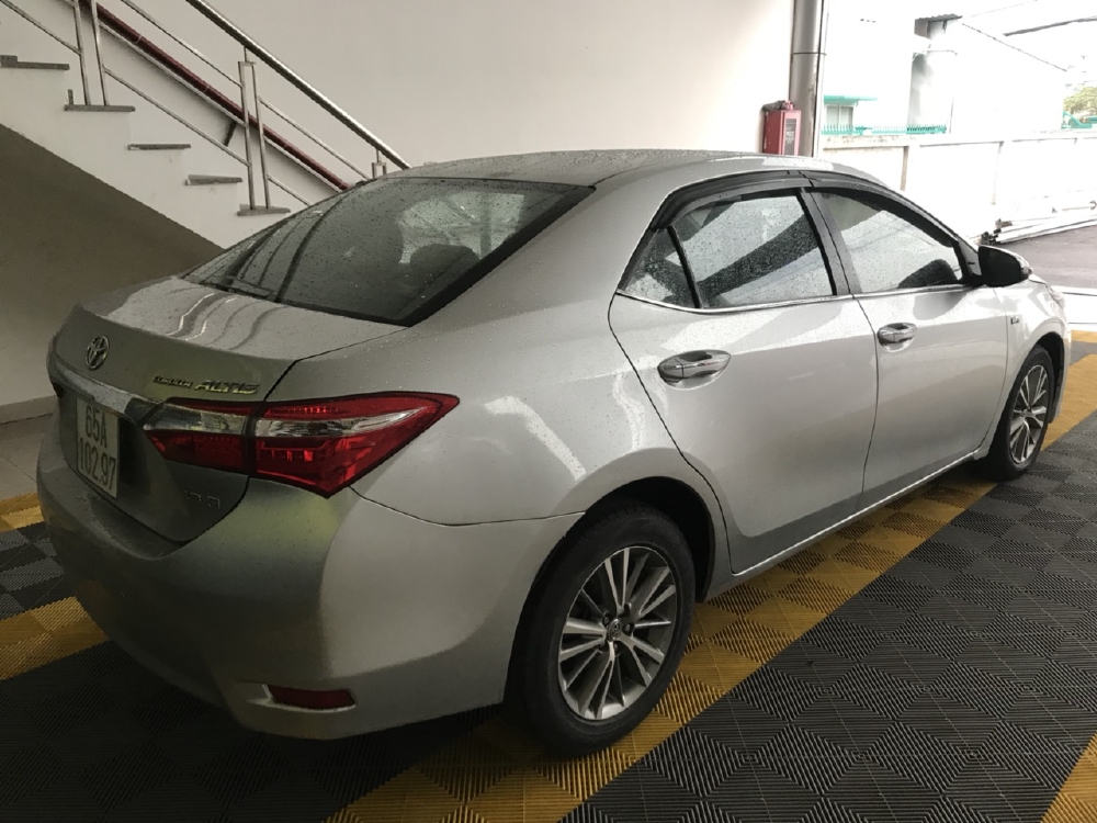 Bán Toyota Altis 1.8G màu bạc số sàn sản xuất 2014 mẫu mới xe đẹp