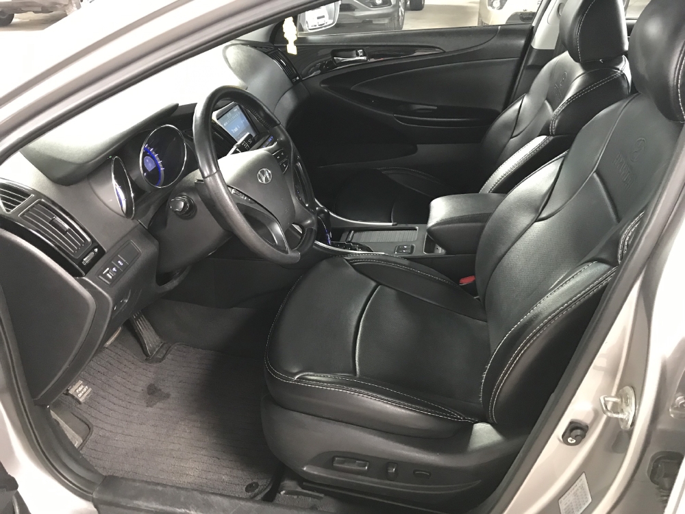 Bán Hyundai Sonata 2.0AT màu bạc số tự động nhập Hàn Quốc 2010 biển Bình Dương đi 88000km