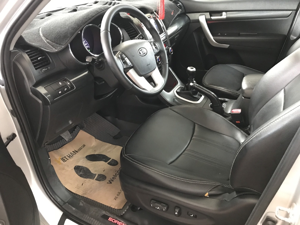 Bán Kia Sorento 2.4MT màu bạc số sàn 7 chỗ máy xăng sản xuất 2012 full options
