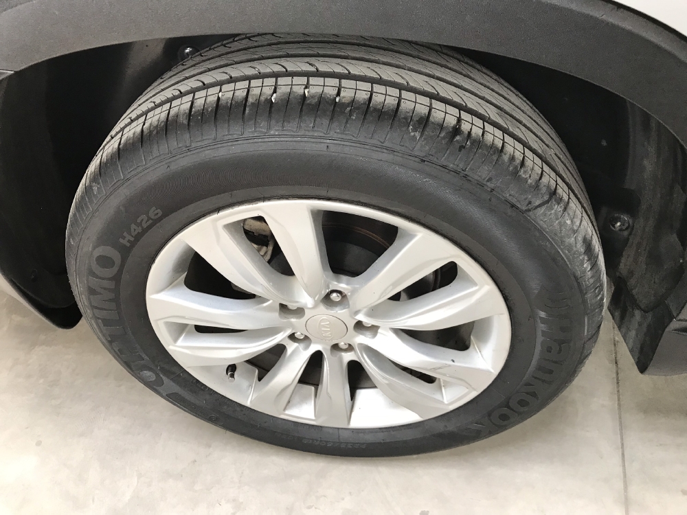 Bán Kia Sorento 2.4MT màu bạc số sàn 7 chỗ máy xăng sản xuất 2012 full options